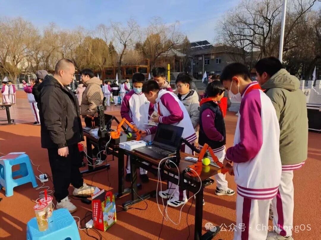 辰龙AI教育机器人亮相北京第二十中学科技节